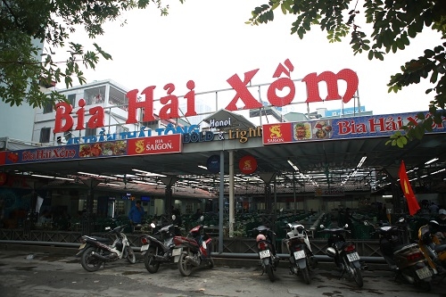 Quán bia Hải Xồm nằm trên đường Trần Thái Tông vẫn đang mở cửa đón khách, nhưng đây là ngày mở cửa cuối cùng của quán này. Theo thông tin của quản lý quán bia Hải Xồm ngày mai sẽ cho đóng cửa quán
